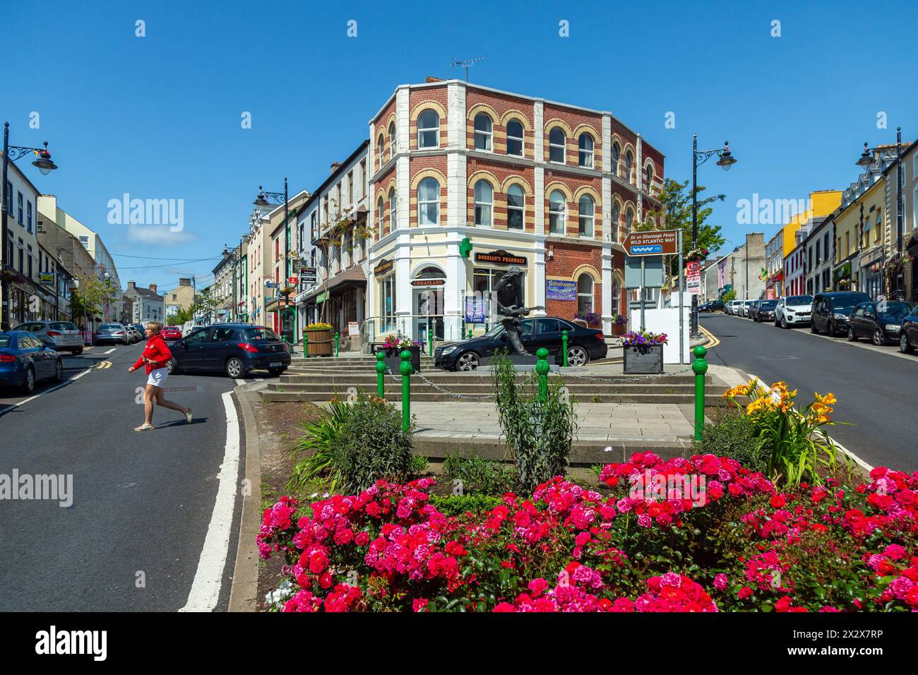 20.07.2019, Ballyshannon, County Donegal, Ireland - Ireland's Oldest Town, crossroads in the center with the Rory Gallagher statue. 00A190720D089CAROE Stock Photo