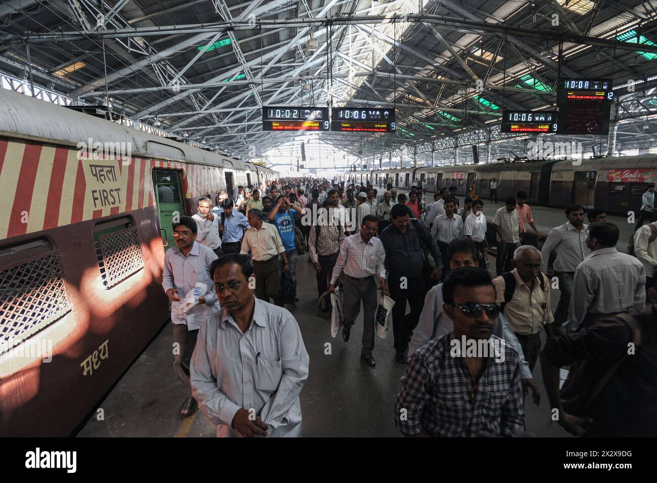 09.12.2011, Mumbai, Maharashtra, India - Commuters and rail travelers on a platform at Chhatrapati Shivaji Maharaj Terminus station in the south of th Stock Photo
