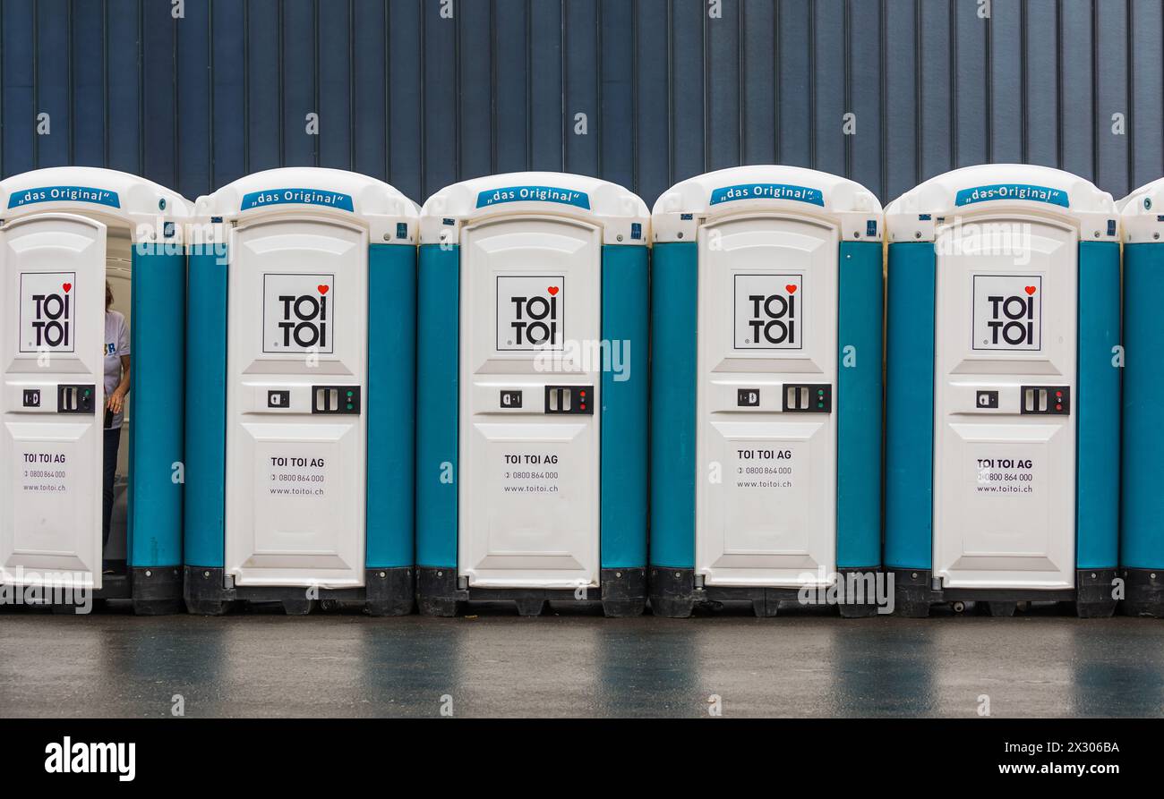 Vor der Zuger Bosshard Arena stehen wegen einer Veranstaltung zahlreiche mobile Toilette der Firma Toi Toi. (Zug, Schweiz, 07.05.2022) Stock Photo