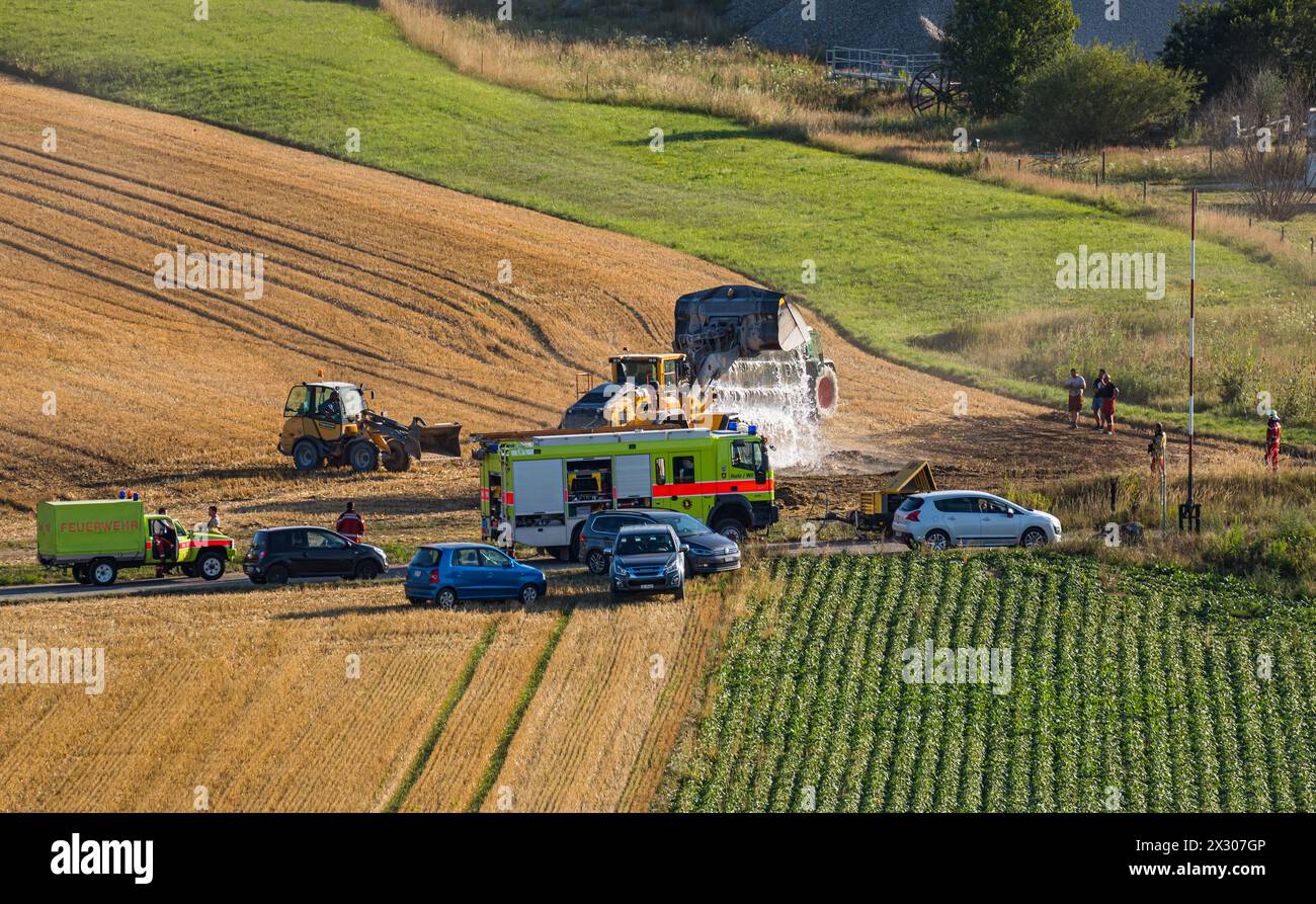 Auf einem Agrarfeld im Rafzerfeld haben eine Quatratmeter Boden gebrannt. Trotz heftigem Wind konnten Bauern aus der Region und die Feuerwehr den Bran Stock Photo