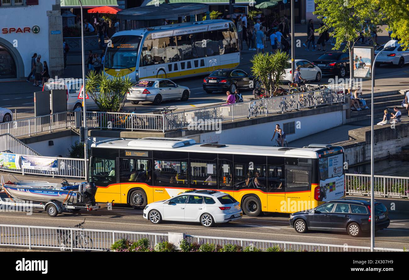 Ein Postauto überquert die Feuerthalbrücke, welche den Übergang vom Kanton Zürich in den Kanton Schaffhausen ermöglicht. (Feuerthalen, Schweiz, 02.07. Stock Photo