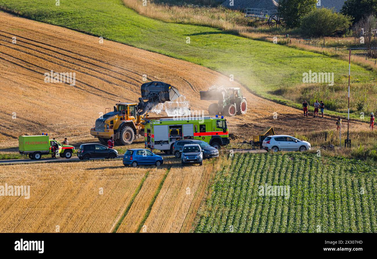 Auf einem Agrarfeld im Rafzerfeld haben eine Quatratmeter Boden gebrannt. Trotz heftigem Wind konnten Bauern aus der Region und die Feuerwehr den Bran Stock Photo