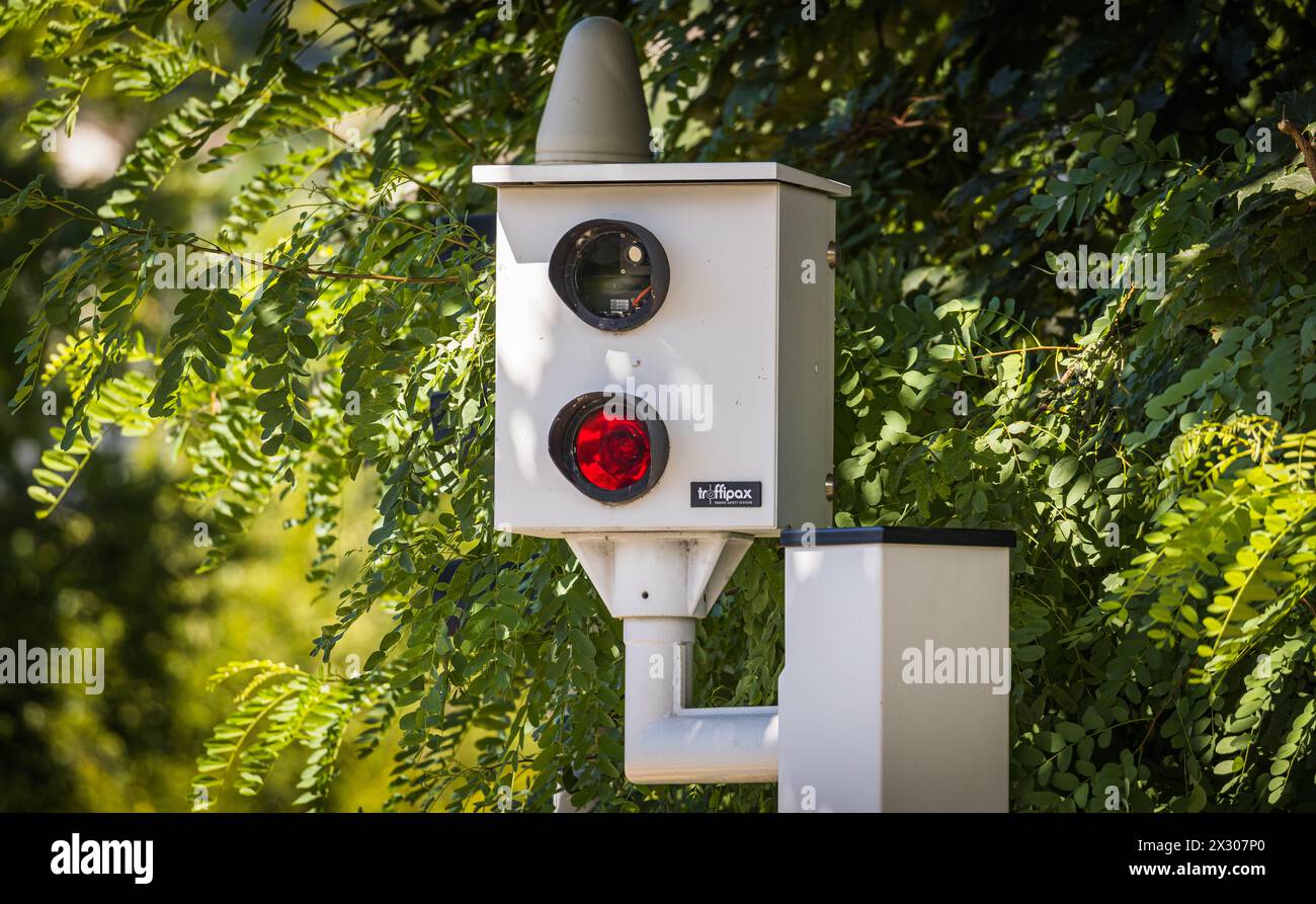 Ein Radar überwacht eine Signalanlage, kann aber auch die Geschwindigkeit der Verkehrsteilnehmer kontrollieren. (Olten, Schweiz, 09.07.2022) Stock Photo