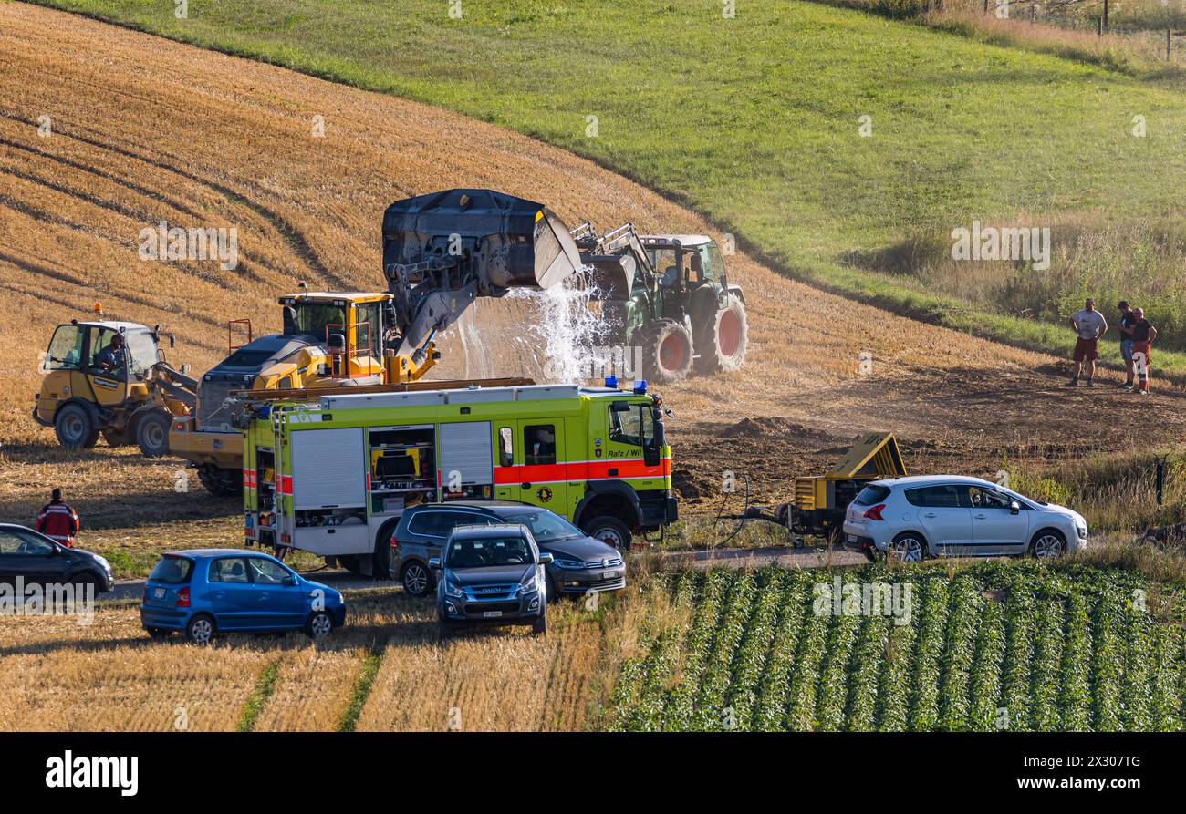 Auf einem Agrarfeld im Rafzerfeld haben eine Quatratmeter Boden gebrannt. Trotz heftigem Wind konnten Bauern aus der Region und die Feuerwehr den Bran Stock Photo