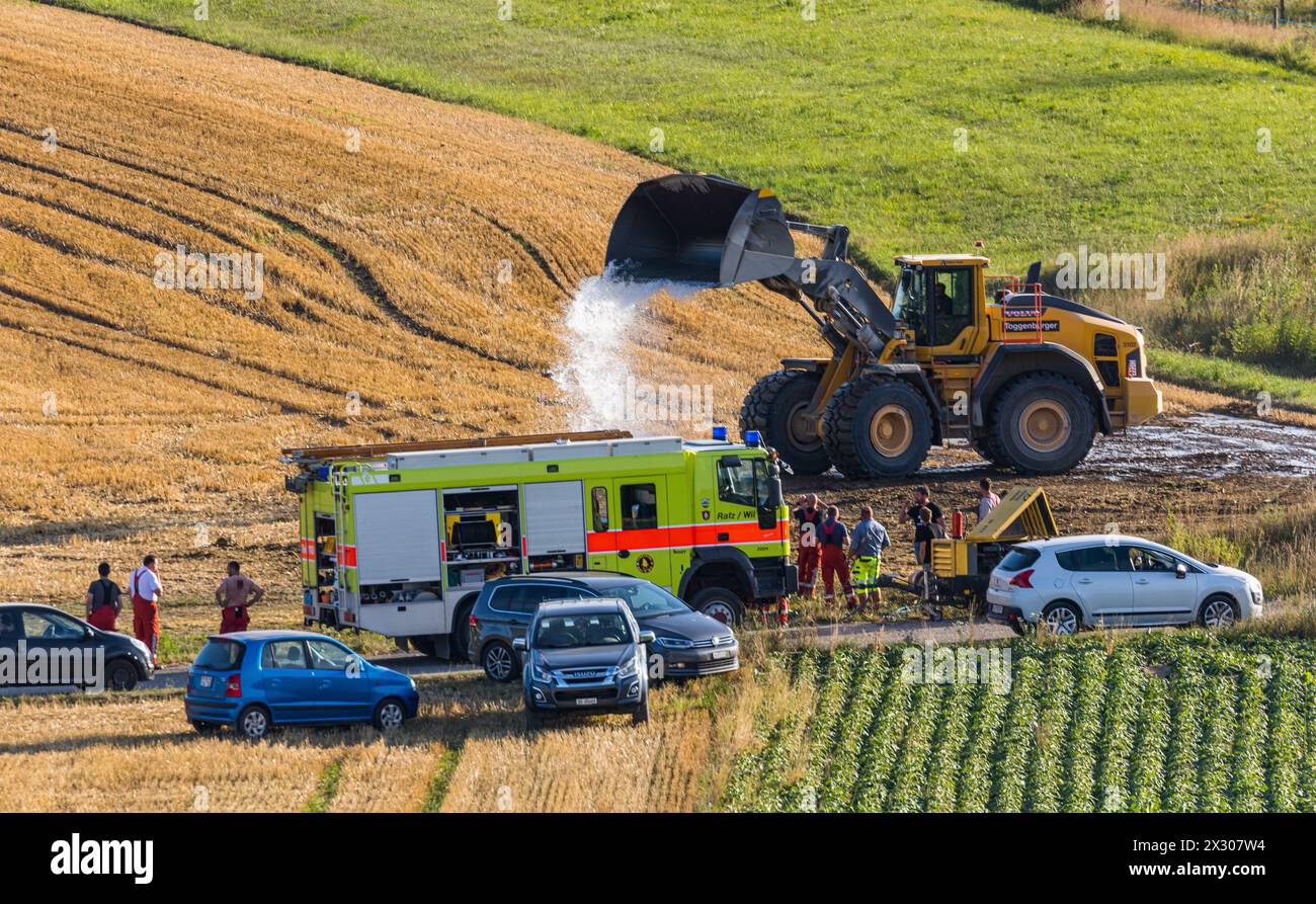 Auf einem Agrarfeld im Rafzerfeld haben eine Quatratmeter Boden gebrannt. Trotz heftigem Wind konnten Bauern aus der Region und die Feuerwehr den Bran Stock Photo