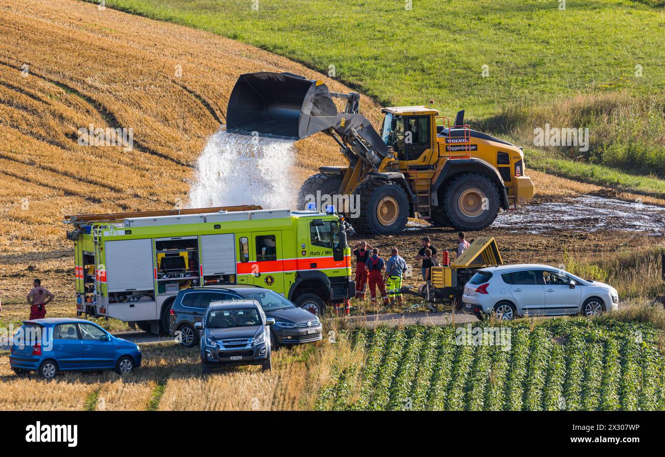 Auf einem Agrarfeld im Rafzerfeld haben eine Quatratmeter Boden gebrannt. Trotz heftigem Wind konnten Bauern aus der Region und die Feuerwehr den Bran Stock Photo