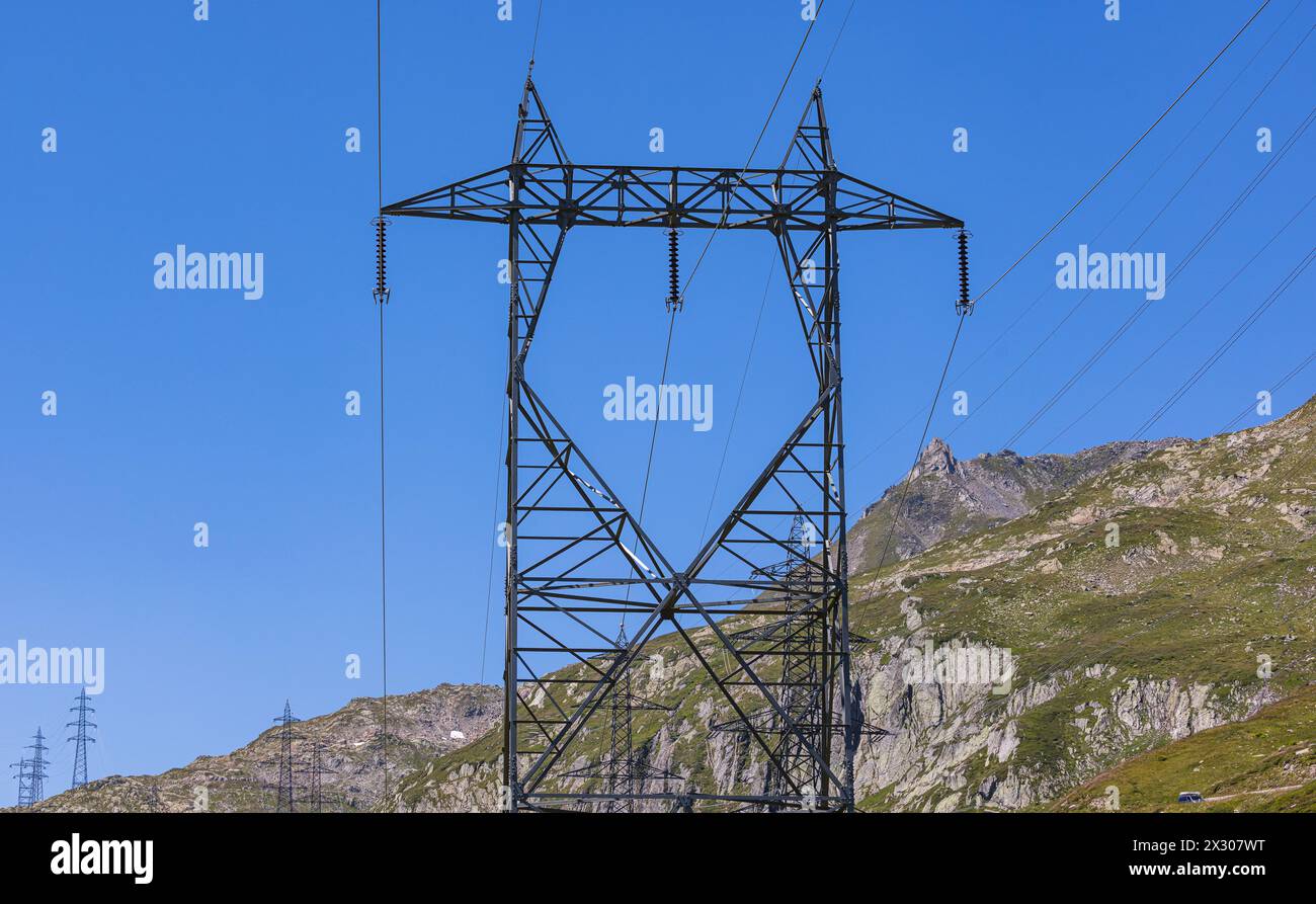 Strommasten, welche Hochspannungsstrom vom Kanton Tessin über den Nufenenpass in den Kanton Wallis transportiert. (Nufenenpass, Schweiz, 18.07.2022) Stock Photo