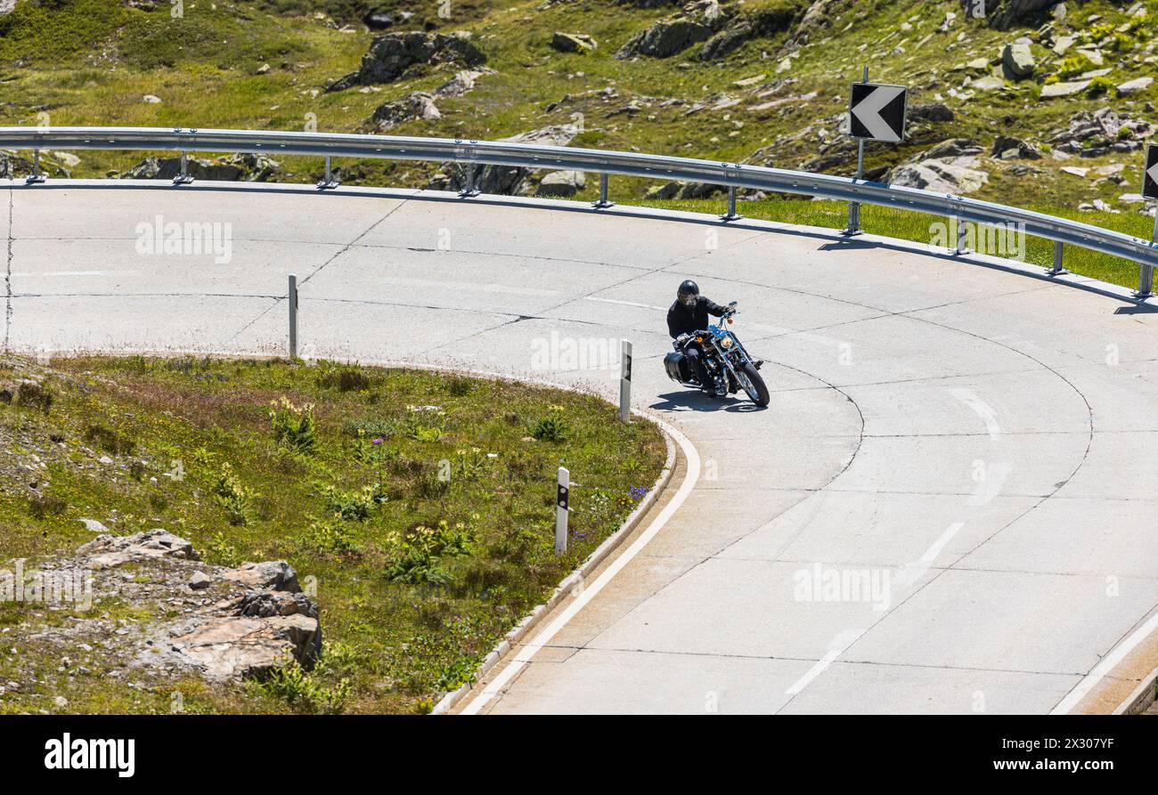 Ein Motorradfahrer fährt die Passstrasse auf den Nufenenpass hoch. (Nufenenpass, Schweiz, 18.07.2022) Stock Photo