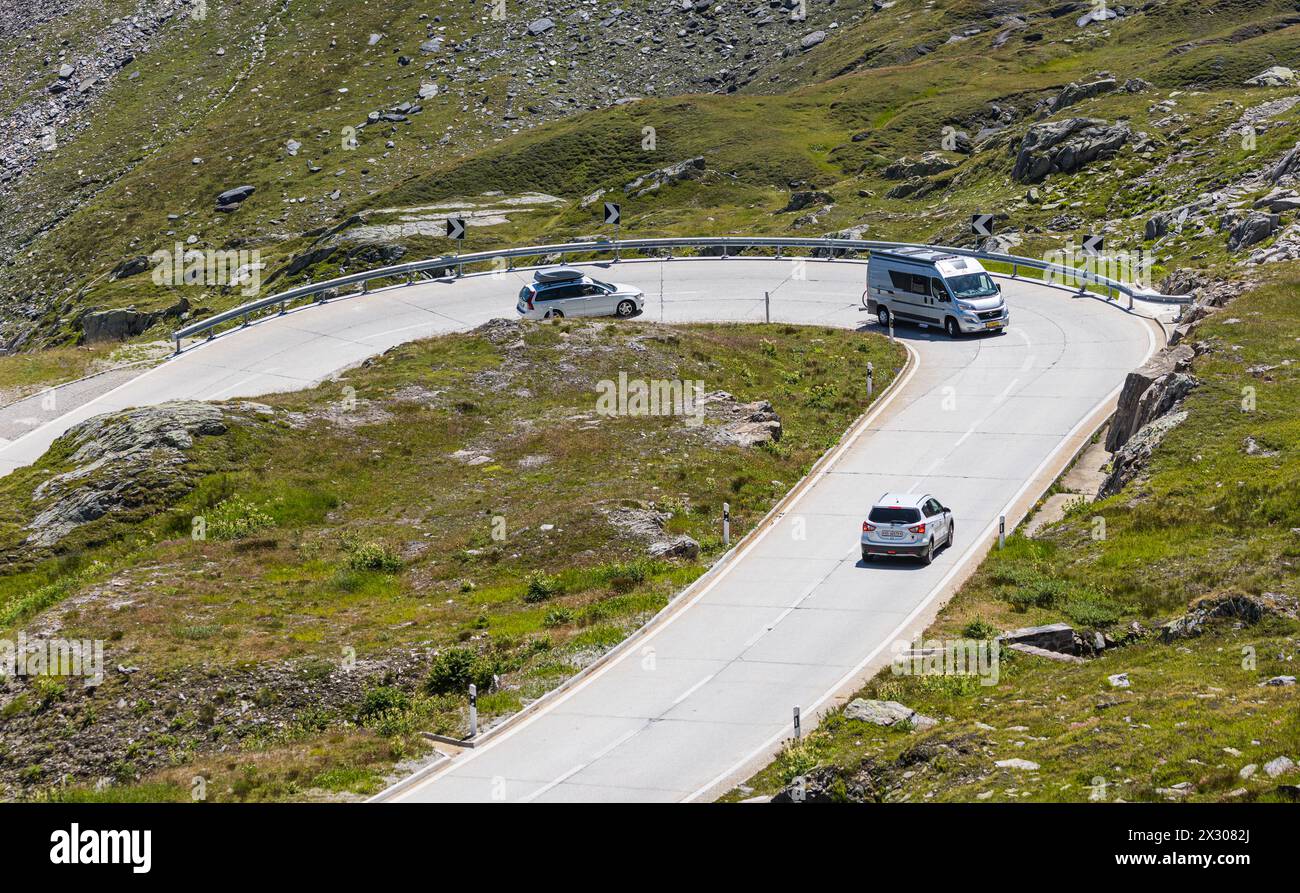 Automobilisten fahren auf der Passtrasse fahren in Richtung Passhöhe und hinunter in Richtung Bedrettotal im Kanton Tessin. (Nufenenpass, Schweiz, 18. Stock Photo