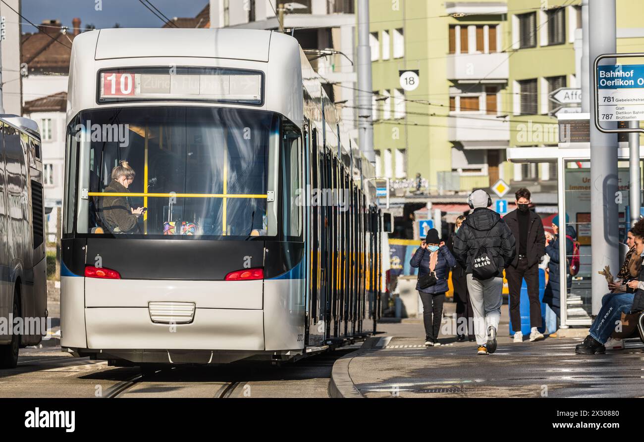 Zürich, Schweiz - 11. Januar 2021: Ein Cobra-Tram der Tramlinie 10 Richtung Flughafen steht an der Haltestelle. Stock Photo