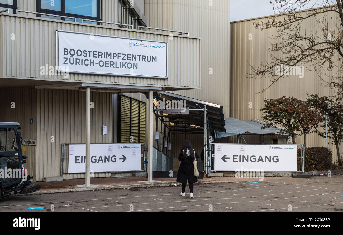 Zürich, Schweiz - 11. Januar 2021: Das Boosterimpfzentrum in Zürich-Oerlikon, betrieben von der Hirslanden Klinik. Stock Photo