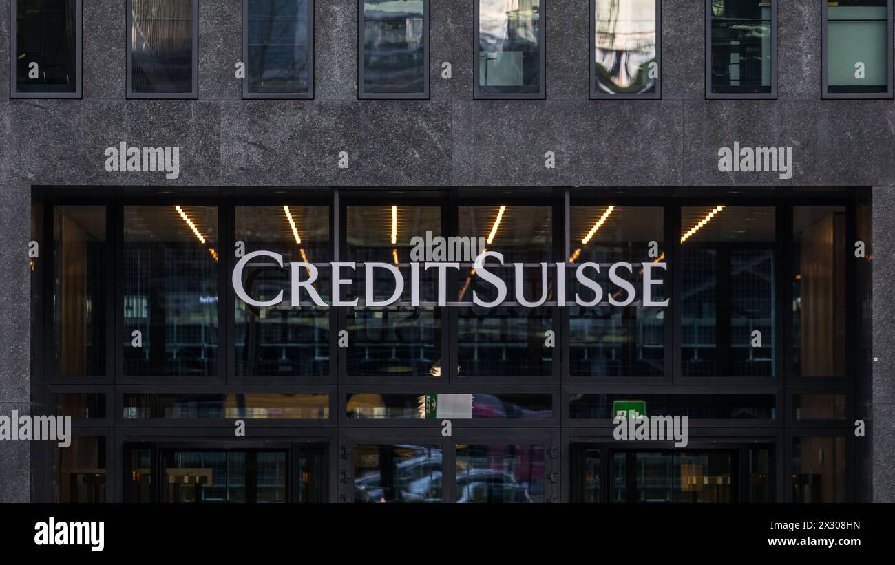 Zürich, Schweiz - 11. Januar 2021: Gebäudefront und Schriftzug der Schweizer Bank Credit Suisse. Stock Photo