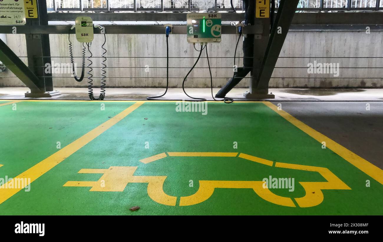Zürich, Schweiz 11. Januar 2021 Parkplätze und dazugehörige Ladestation für EAutos in einem