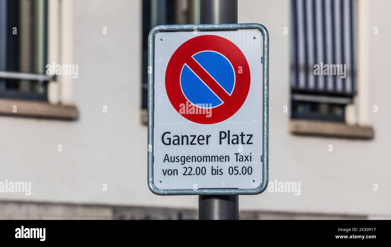 Schaffhausen, Schweiz - 17. Januar 2021: Auf dem Freien Platz in Schaffhausen gilt ein Parkverbot. Ausgenommen davon sind Taxis in der vorgeschriebene Stock Photo