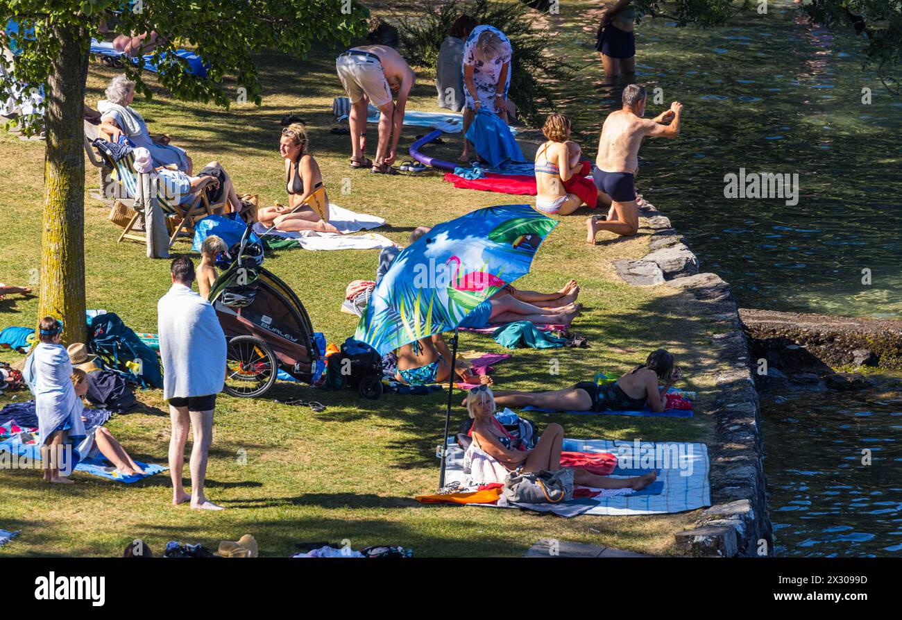 Zahlreiche Menschen geniessen die Temperaturen weit über 30 Grad am Thunersee und suchen Schatten und Abkühlung. (Spiez, Schweiz, 18.07.2022) Stock Photo