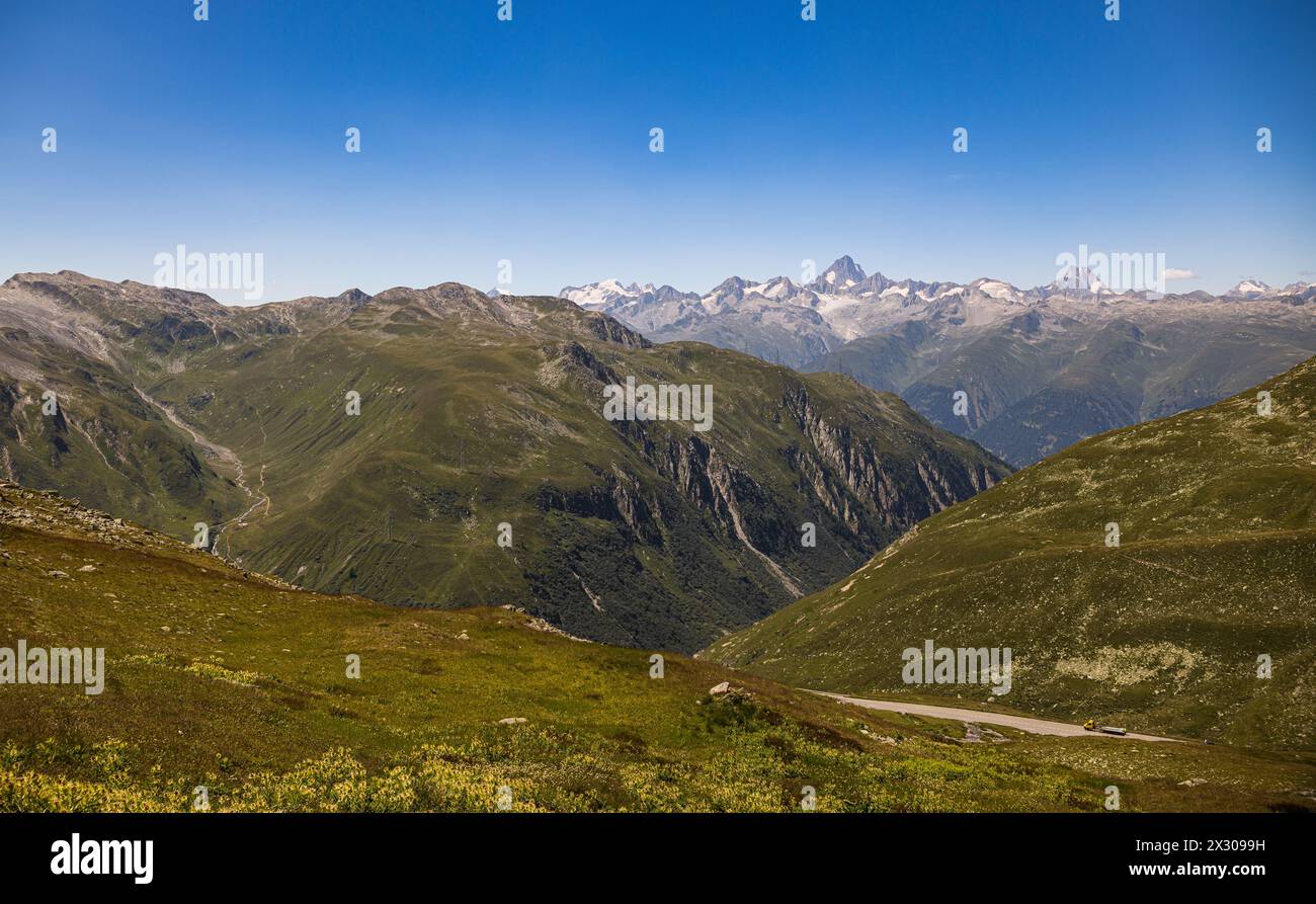 Blick vom Nufenenpass in Richtung Rhonetal und die Alpenkette zwischen dem Kanton Wallis und dem Kanton Bern.(Nufenenpass, Schweiz, 18.07.2022) Stock Photo