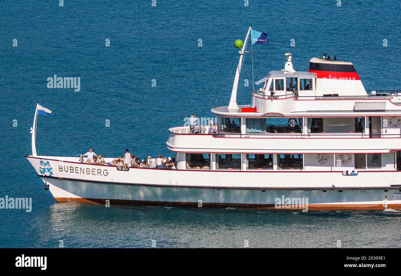 Das Motorschiff Bubenberg fährt von der Schiffsanlagestelle Spiez