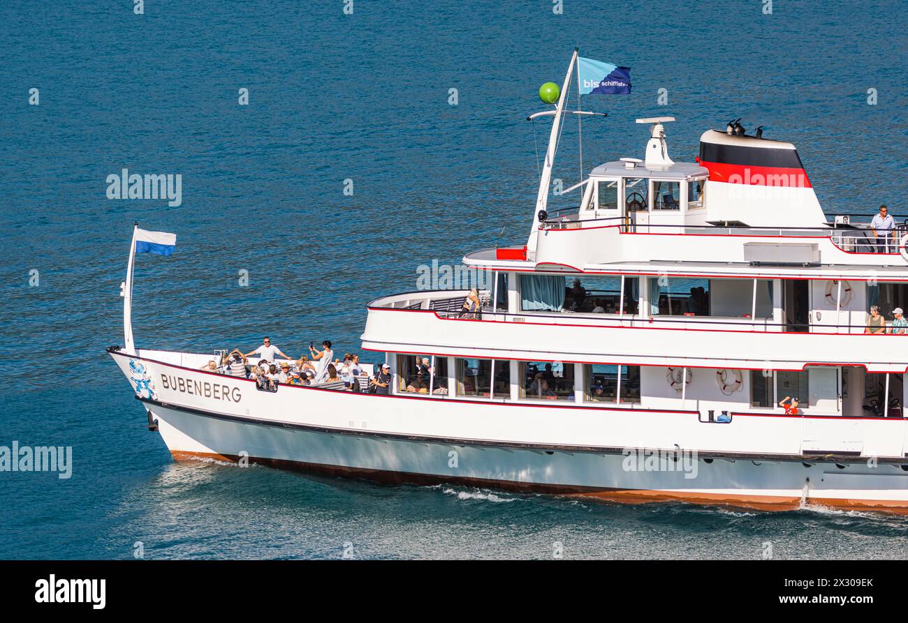 Das Motorschiff Bubenberg fährt von der Schiffsanlagestelle Spiez
