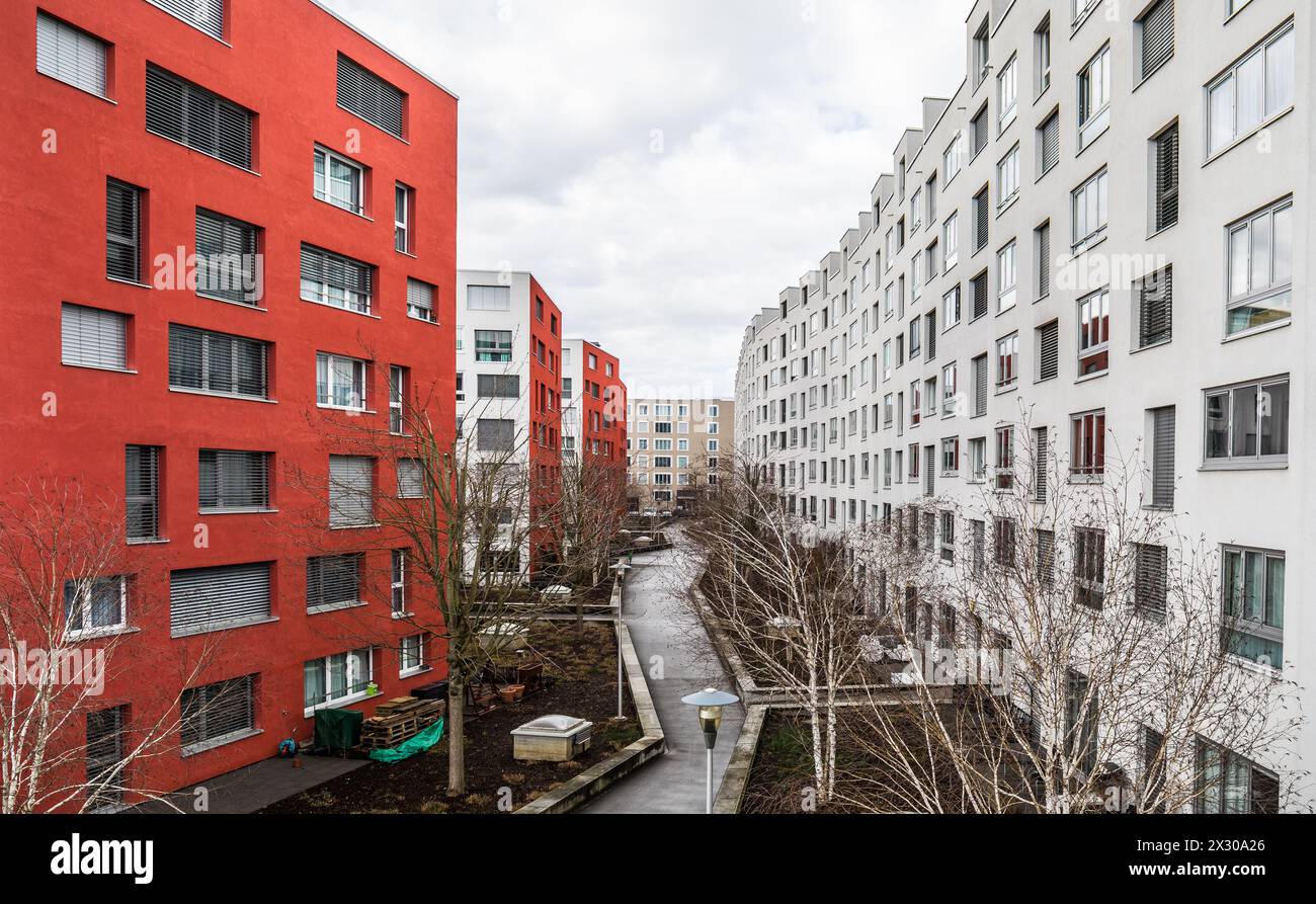 Opfikon, Schweiz - 19. Februar 2022: Gebäudefront von Wohnhäusern im Opfikoner Glattpark. Stock Photo
