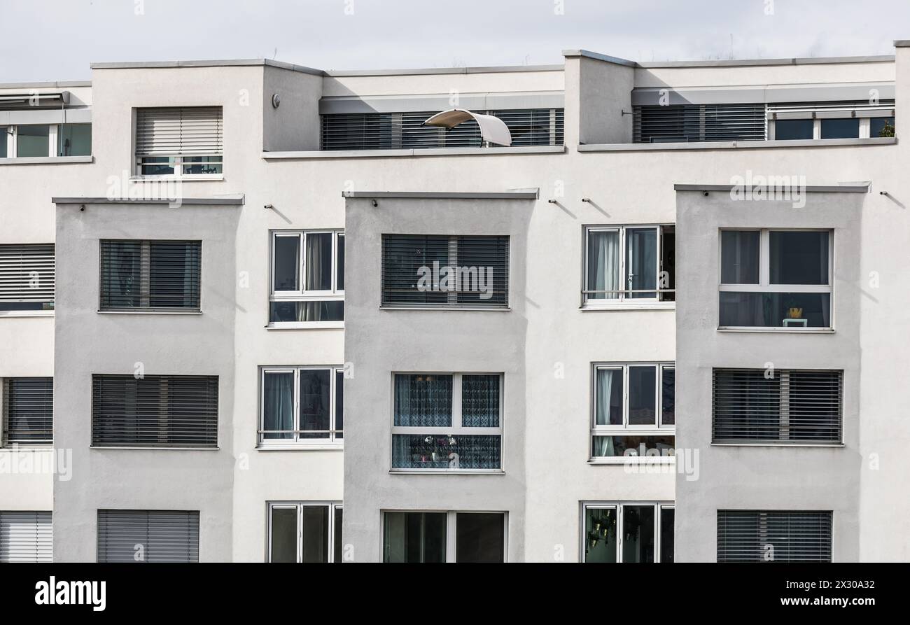 Opfikon, Schweiz - 19. Februar 2022: Gebäudefront von Wohnhäusern im Opfikoner Glattpark. Stock Photo