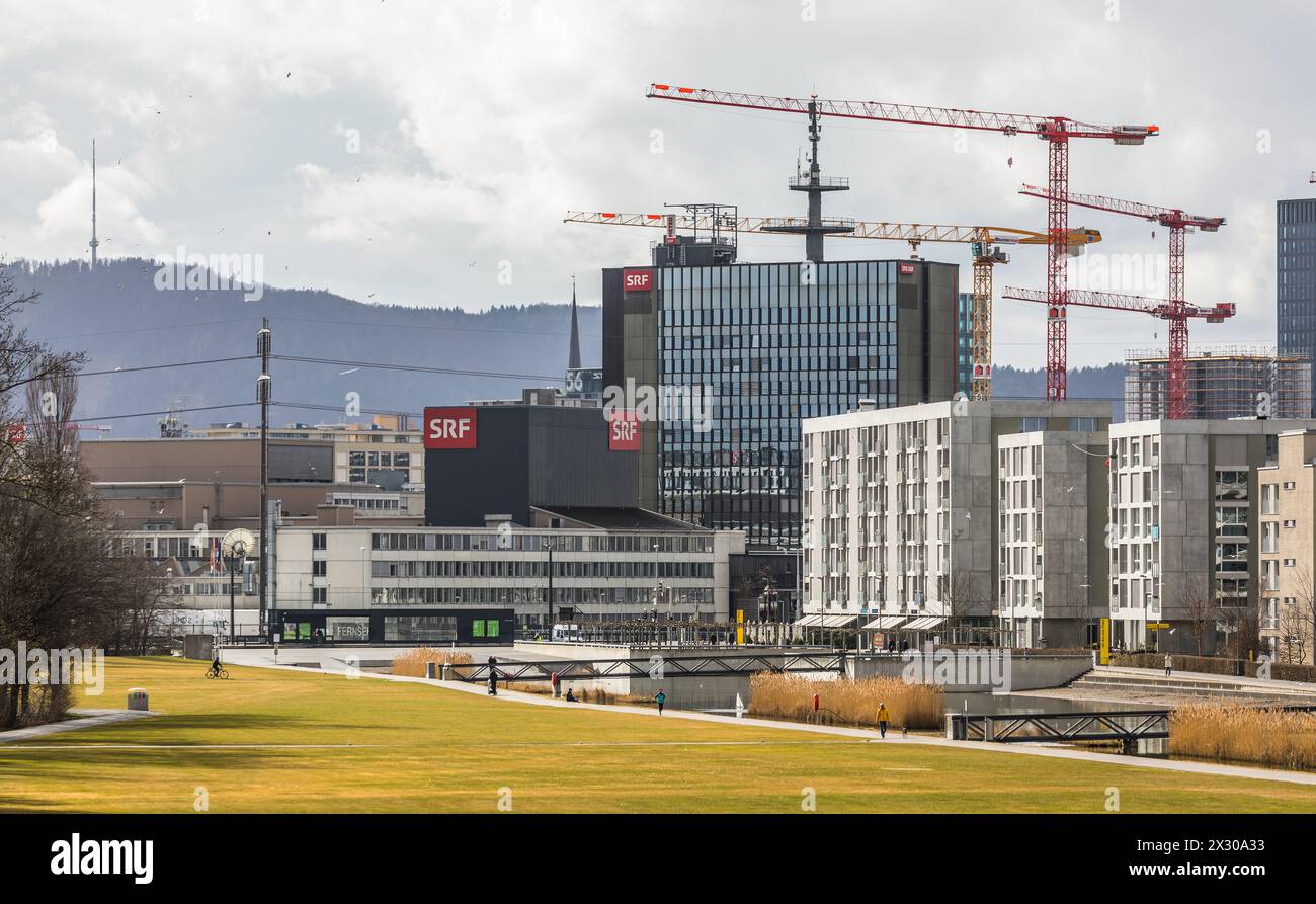 Opfikon, Schweiz - 19. Februar 2022: Blick auf den Opfiker Glattpark, den Hauptsitz des Schweizer Radio und Fernsehen (SRF). Sowie zahlreiche Baukräne Stock Photo