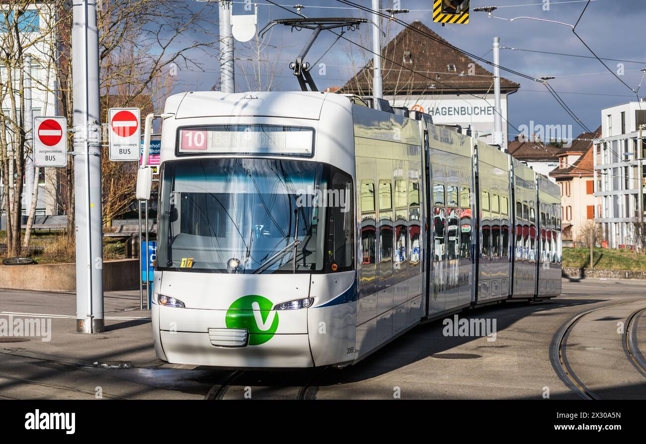 Zürich, Schweiz - 11. Januar 2021: Ein Cobra-Tram der Tramlinie 10, welche vom Fluhgafen bis zum Zürich Hauptbahnhof fährt. Stock Photo