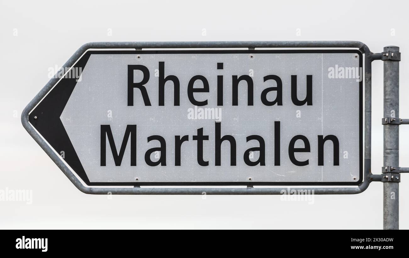 Benken, Schweiz - 22. Januar 2022: Wegweiser in Richtung Rheinau und Marthalen über eine Nebenstrasse. Stock Photo