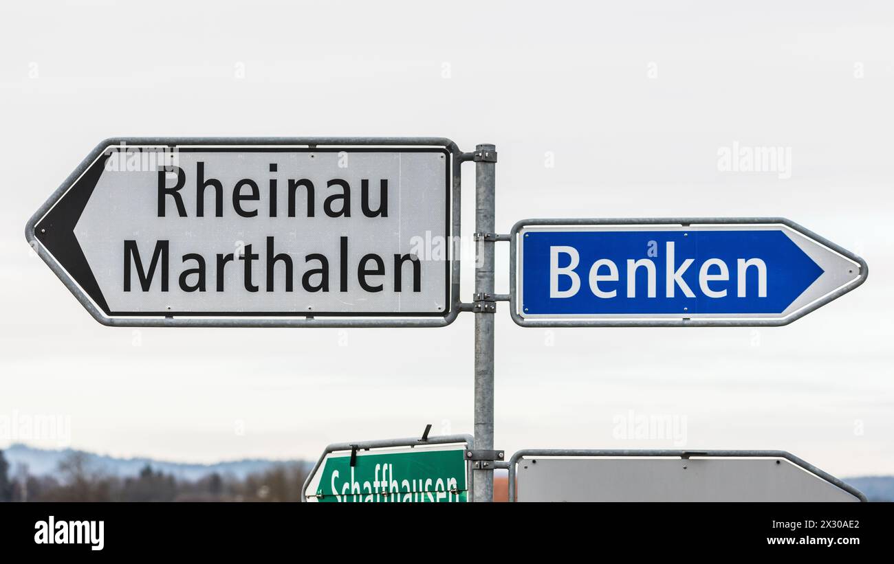 Benken, Schweiz - 22. Januar 2022: Verschiedene Wegweiser in Richtung Rheinau und Marthalen über Nebenstrassen, sowie in Richtung Benken ZH über Haupt Stock Photo