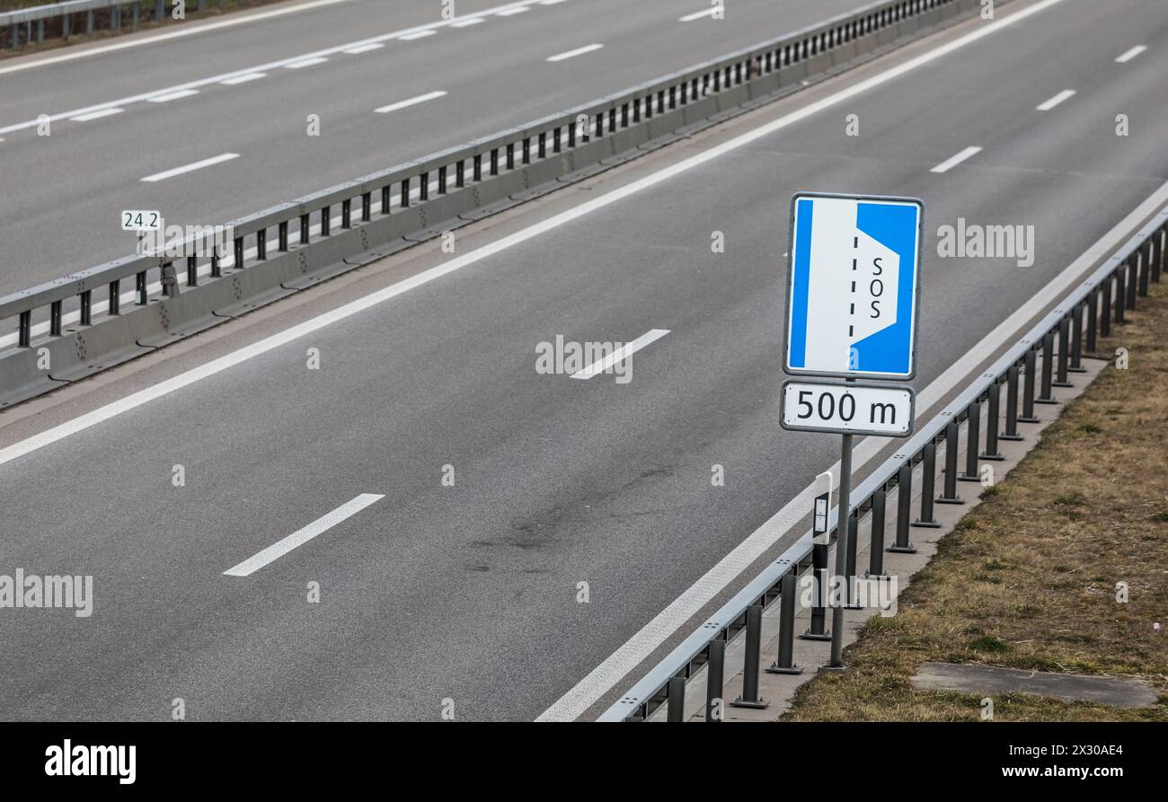 Benken, Schweiz - 22. Januar 2022: Eine Verkehrstafel signalisiert Verkehrsteilnehmer auf der Autobahn A4 zwischen Schaffhausen und Winterthur das es Stock Photo