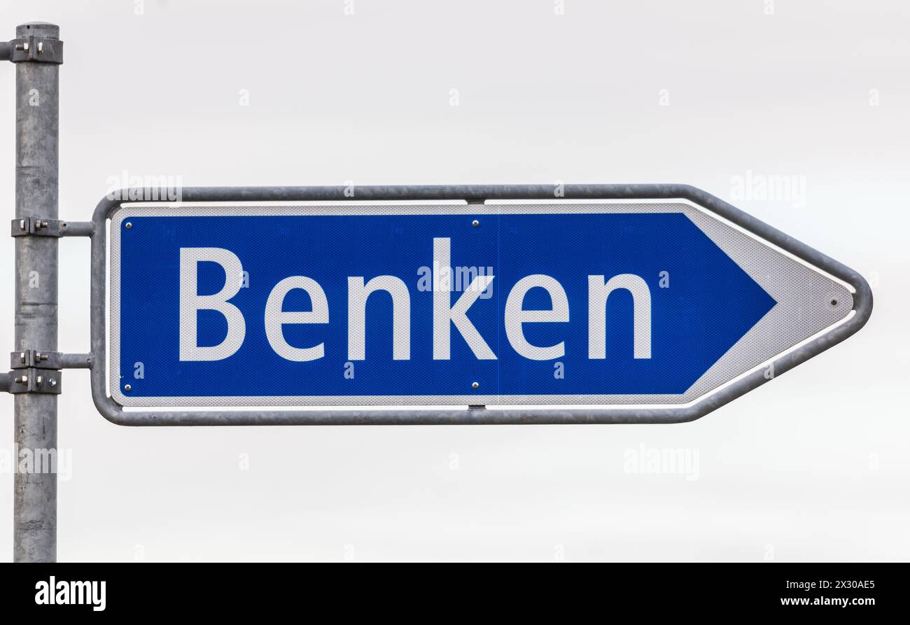 Benken, Schweiz - 22. Januar 2022: Wegweiser in Richtung Benken über eine Hauptstrasse. Stock Photo