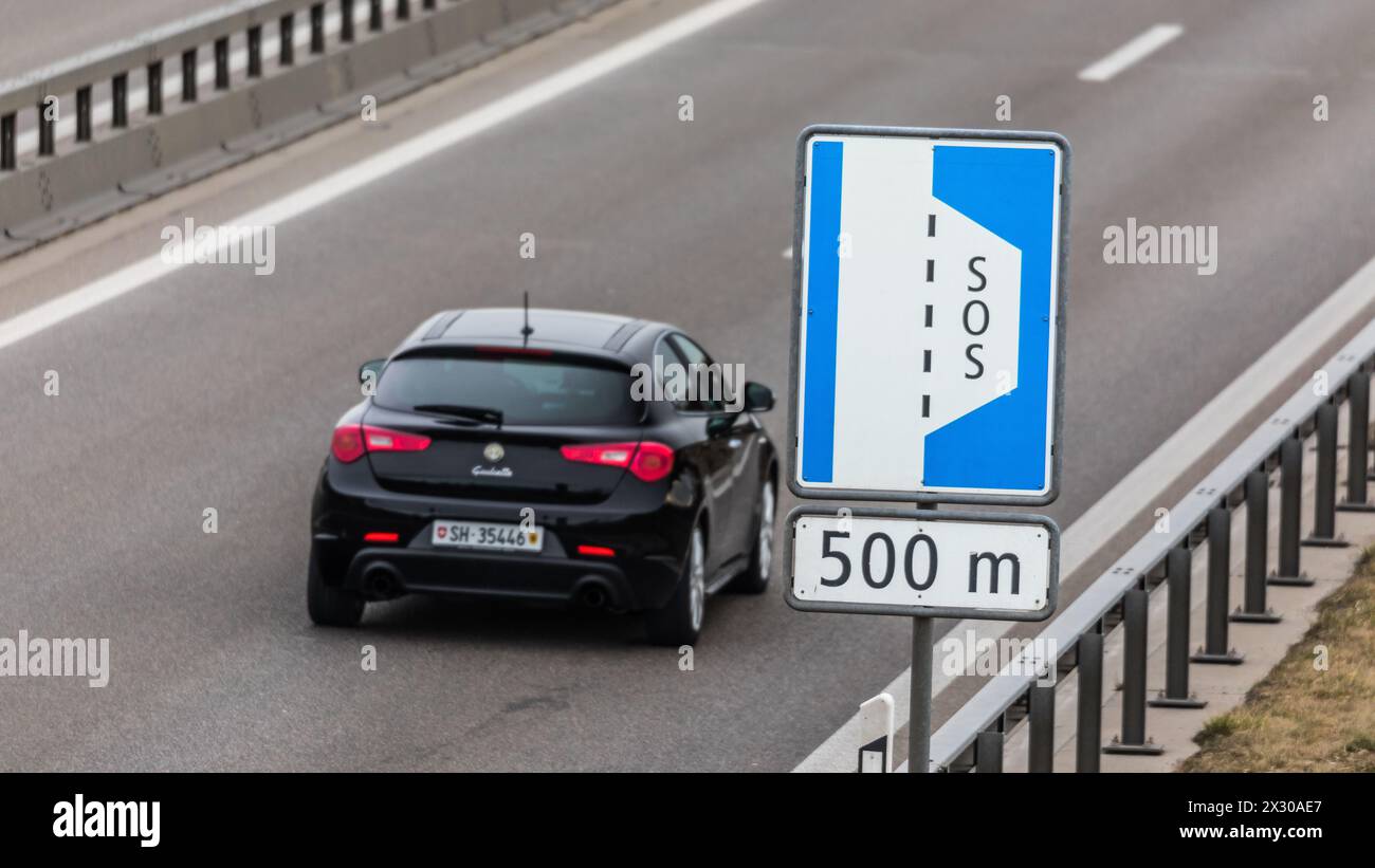 Benken, Schweiz - 22. Januar 2022: Eine Verkehrstafel signalisiert Verkehrsteilnehmer auf der Autobahn A4 zwischen Schaffhausen und Winterthur das es Stock Photo