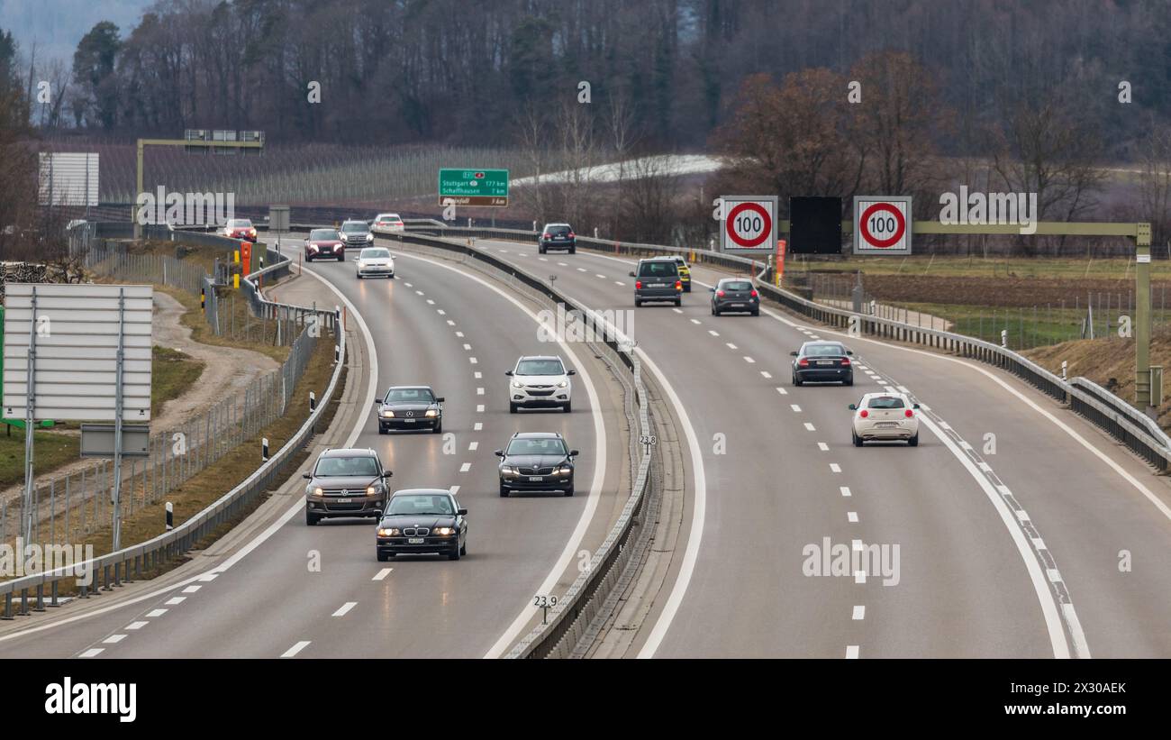 Benken, Schweiz - 22. Januar 2022: Blick auf die Autobahn A4 welche die Stadt Schaffhausen durch das Zürcher Weinland mit Winterthur verbindet. Stock Photo