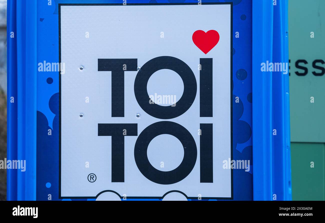Zürich, Schweiz - 23. Januar 2022: Ein mobiles WC Häuschen der Firma Toi Toi. Stock Photo