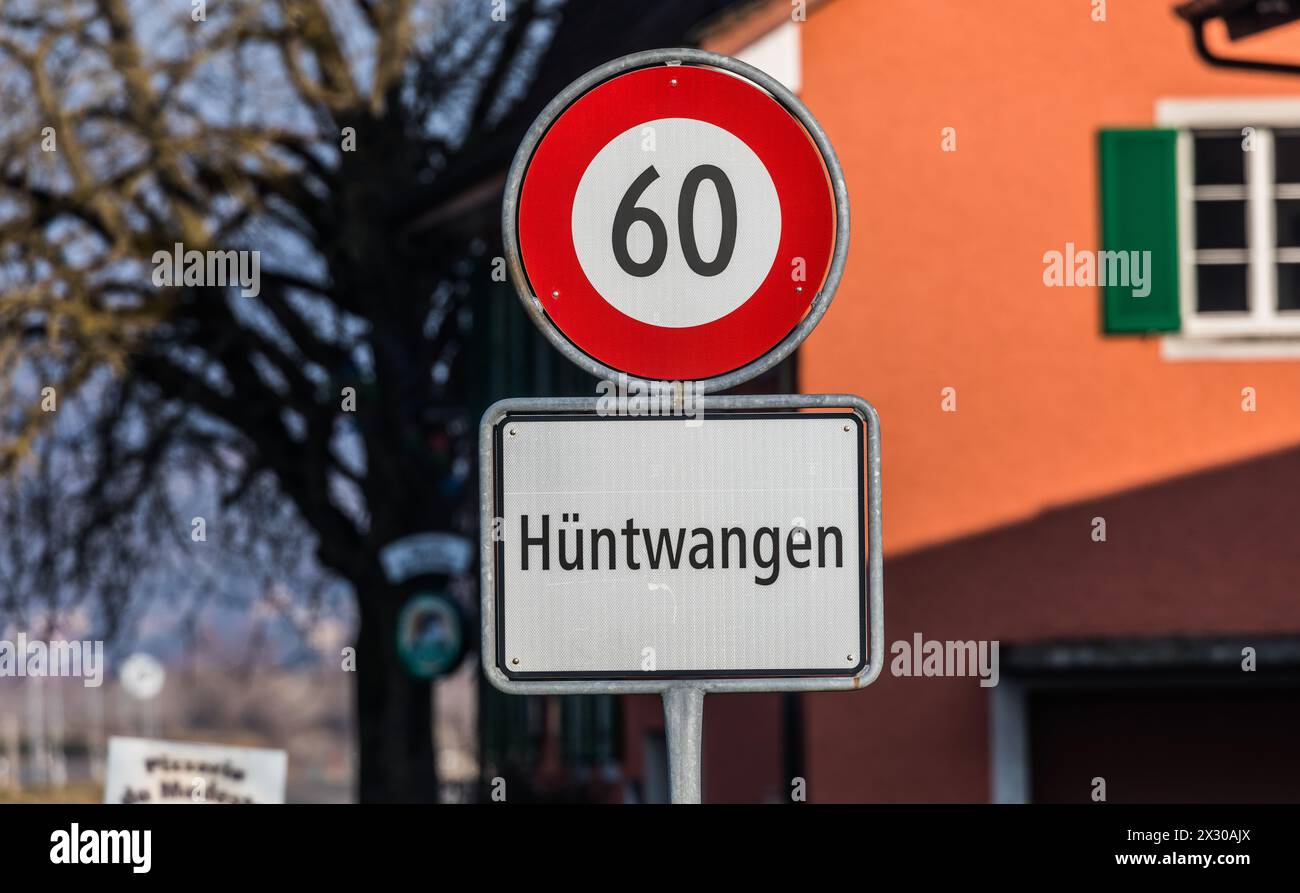 Hüntwangen, Schweiz - 25. Januar 2022: Ortsschild der Gemeinde Hüntwangen im Zürcher Unterland. Die Geschwindigkeit innerorts beträgt hier 60 Kilomete Stock Photo