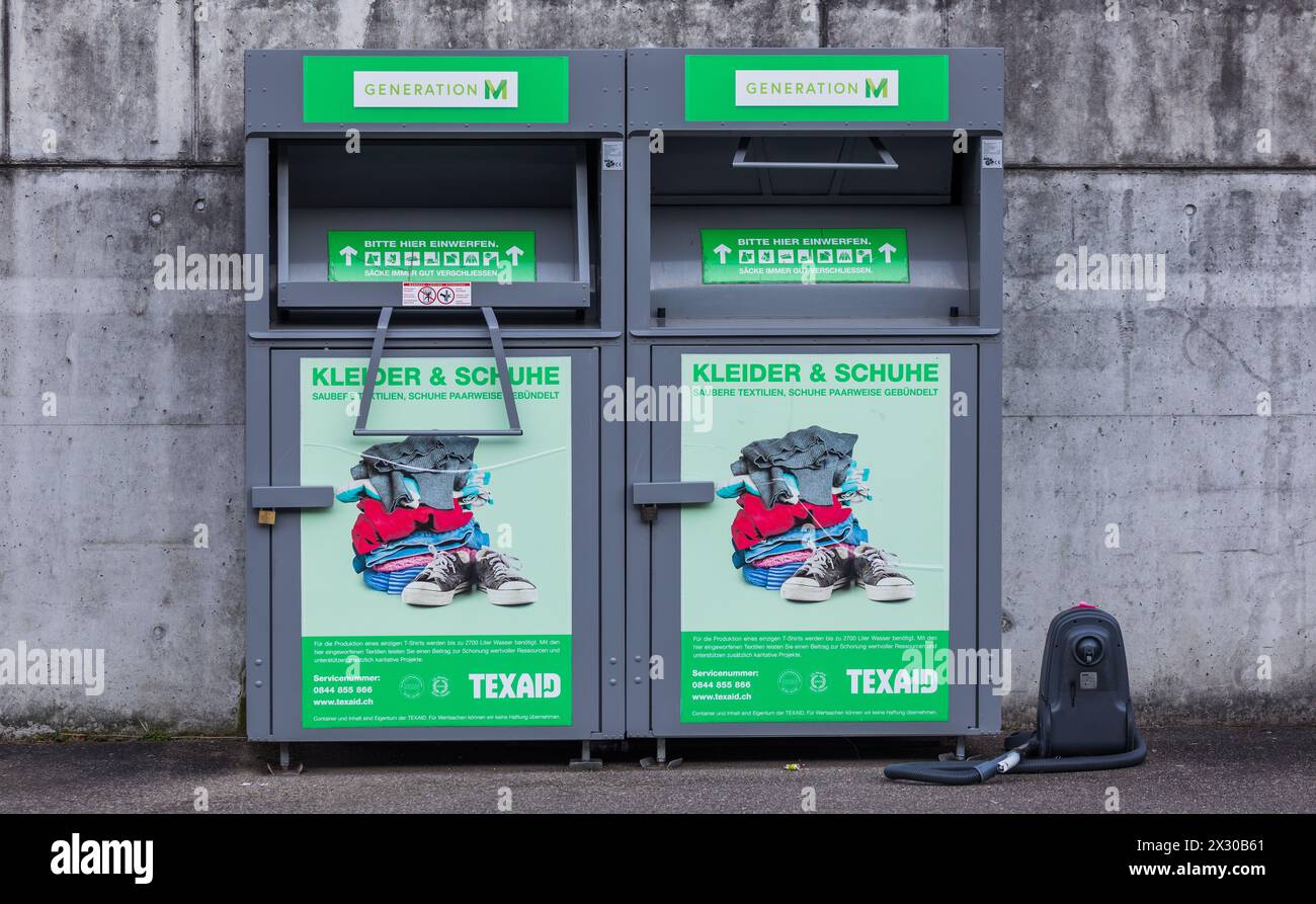 Eglisau, Schweiz - 7. März 2022: Kleidersammelbehälter von Texaid, angeschrieben von Migros mit Generation M. Stock Photo