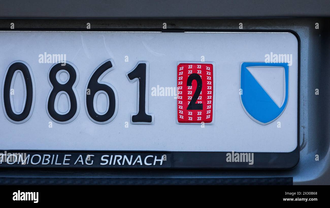 Eglisau, Schweiz - 7. März 2022: Eine Zollnummer mit Zürcher Kantonswappen, welcher für den Monat Februar gültig ist. Stock Photo