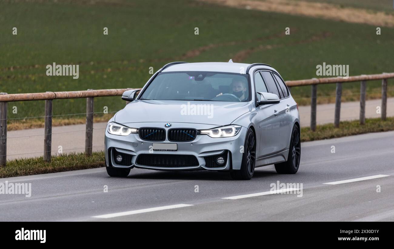 Zürich, Schweiz - 25. Januar 2022: Ein BMW 3er Touring auf einer Strasse ausserorts im Zürcher Unterland. Stock Photo
