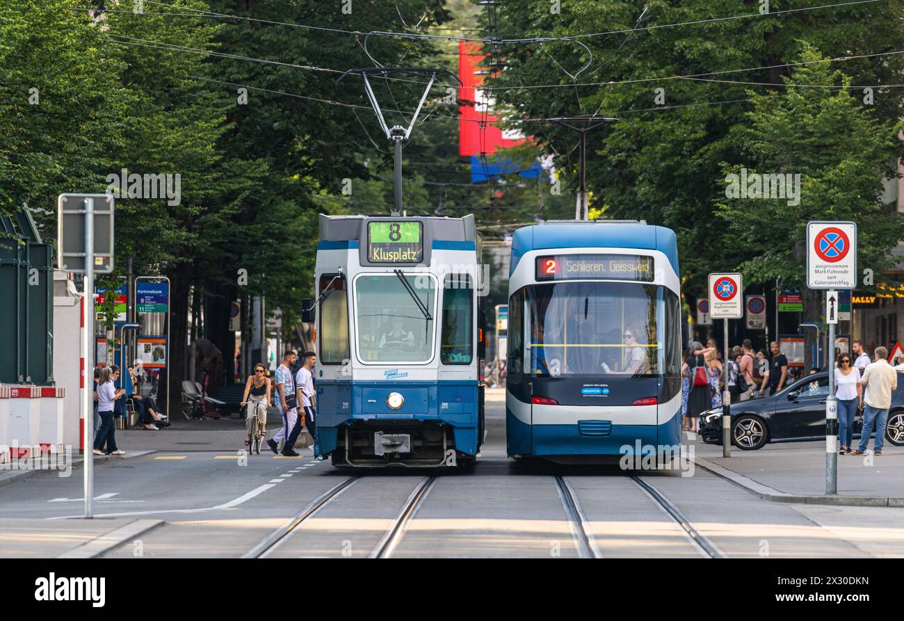 Ein Tram 2000 der Linie 8 mit Zieldestination Klusplatz und ein Cobra-Tram der Linie 2 mit Ziel Schlieren kreuzen sich in der Zürcher Bahnhofstrasse. Stock Photo