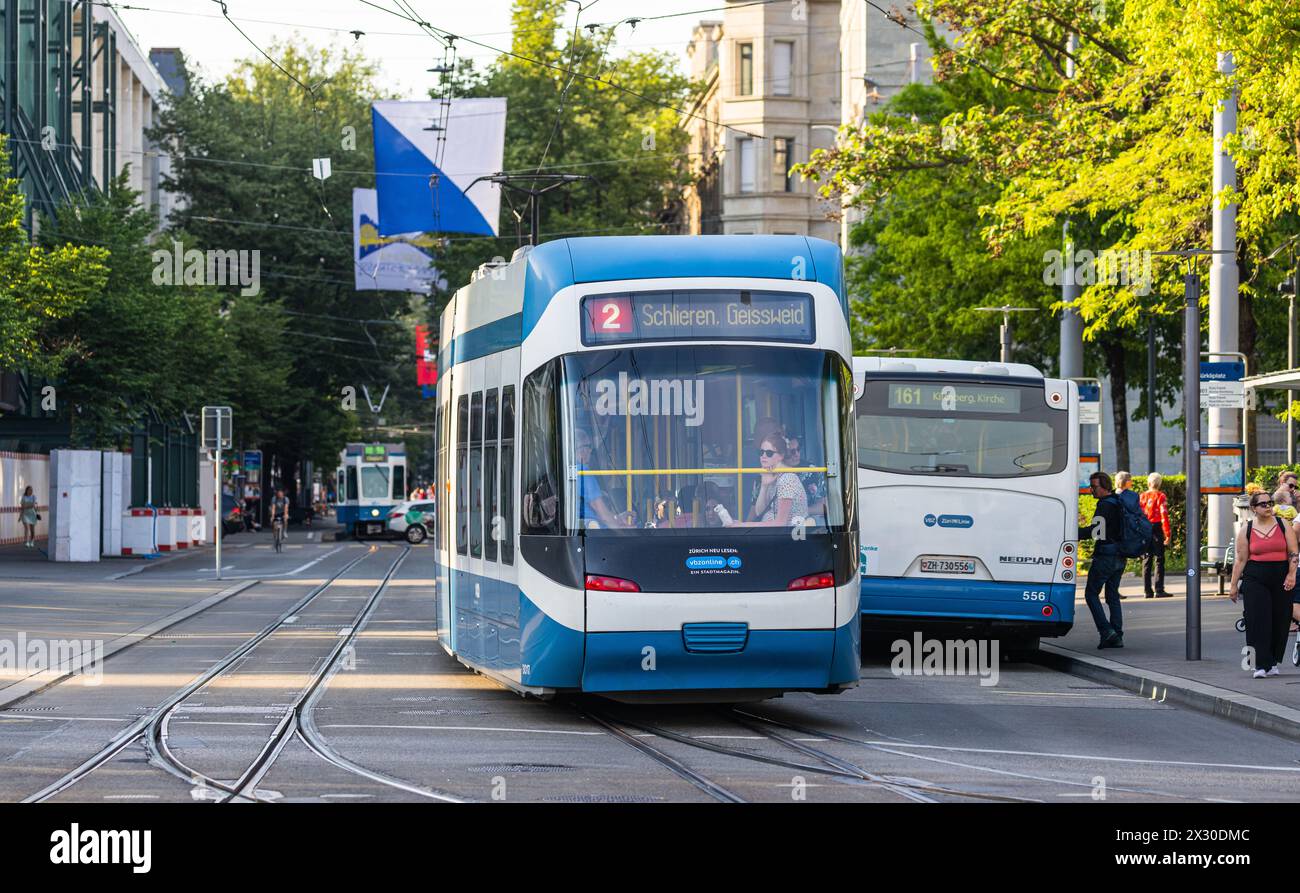 Ein Tram der Linie 2 mit Ziel Geissweid in Schlieren biegt in die Zürcher Bahnhofstrasse ein. (Zürich, Schweiz, 15.05.2022) Stock Photo