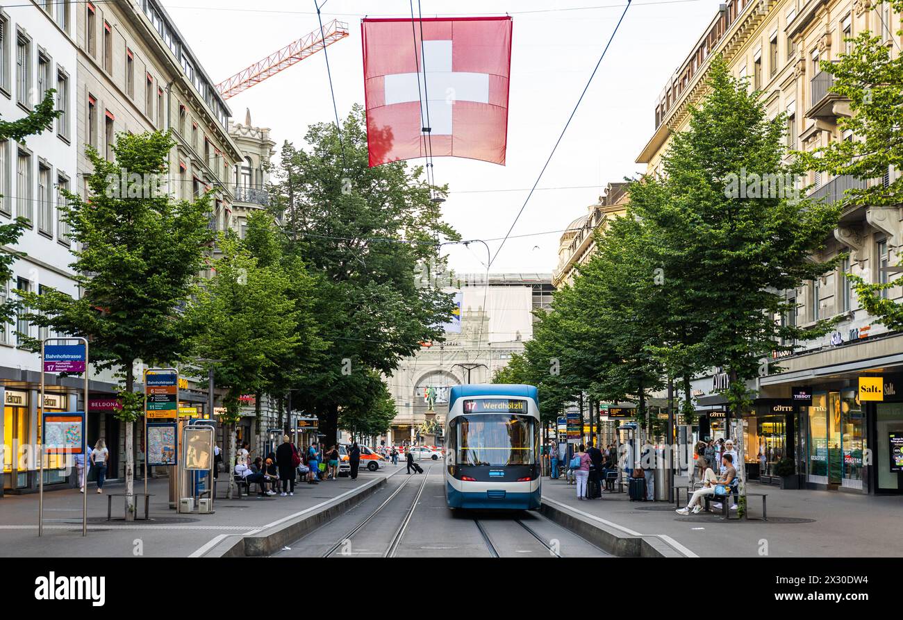 An der VBZ-Haltestelle Bahnhofstrasse steht ein Cobra-Tram der Linie 17 mit Zieldestination Werdhölzli. (Zürich, Schweiz, 15.05.2022). Stock Photo