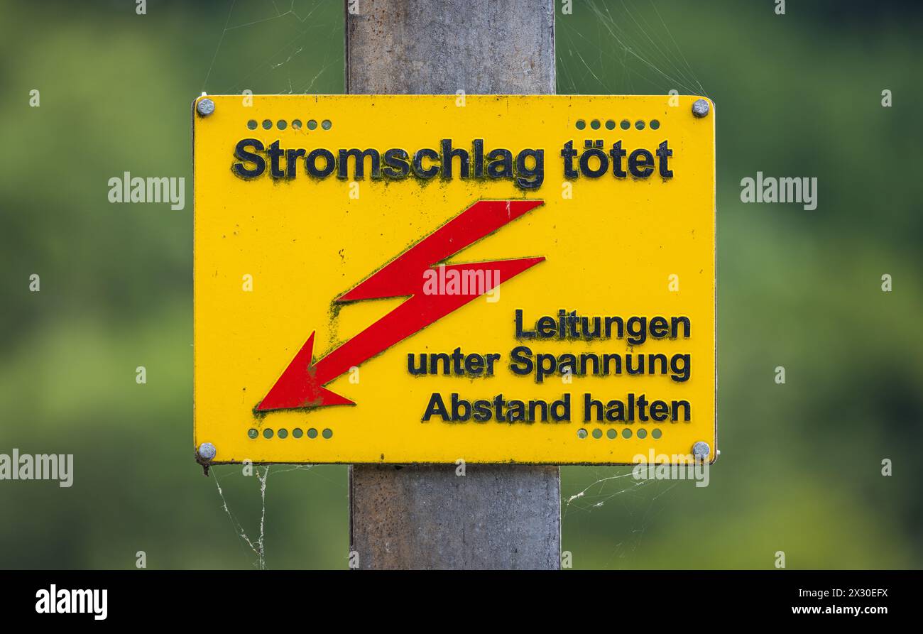 Ein Schild der SBB warnt vor einem potentiell tödlichen Stromschlag. Besonders zur Oberleitung sollte Abstand gehalten werden. (Neuhausen am Rheinfal, Stock Photo