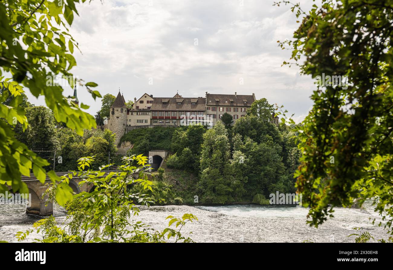 Das Zürcher Schloss Laufen steht oberhalb des Rheinfalls und ist eine Touristenattraktion. (Laufen-Uhwiesen, Schweiz, 16.05.2022) Stock Photo