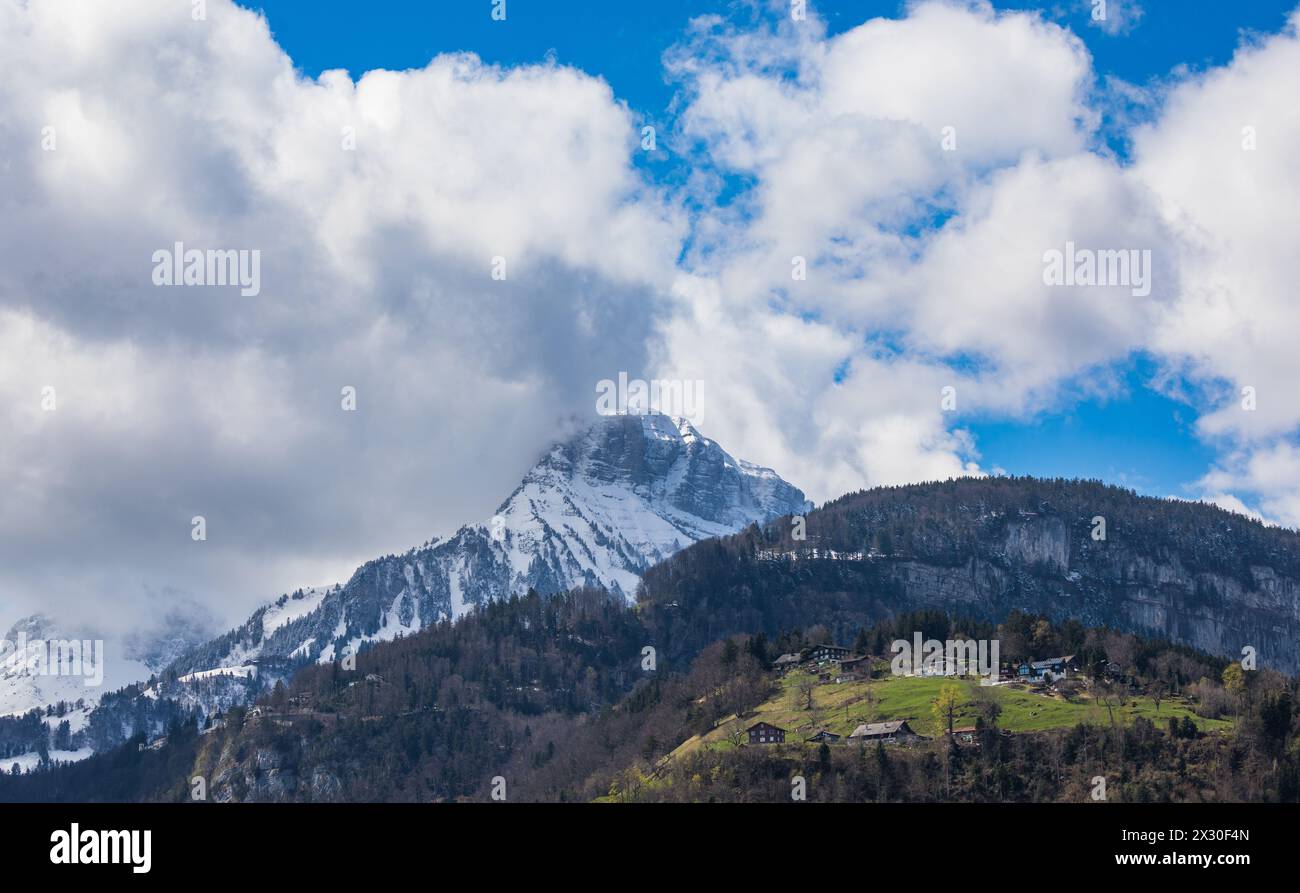 Im April hat es in den Schweizer Alpen noch viel Schnee. (Brunnen, Schweiz, 10.04.2022) Stock Photo