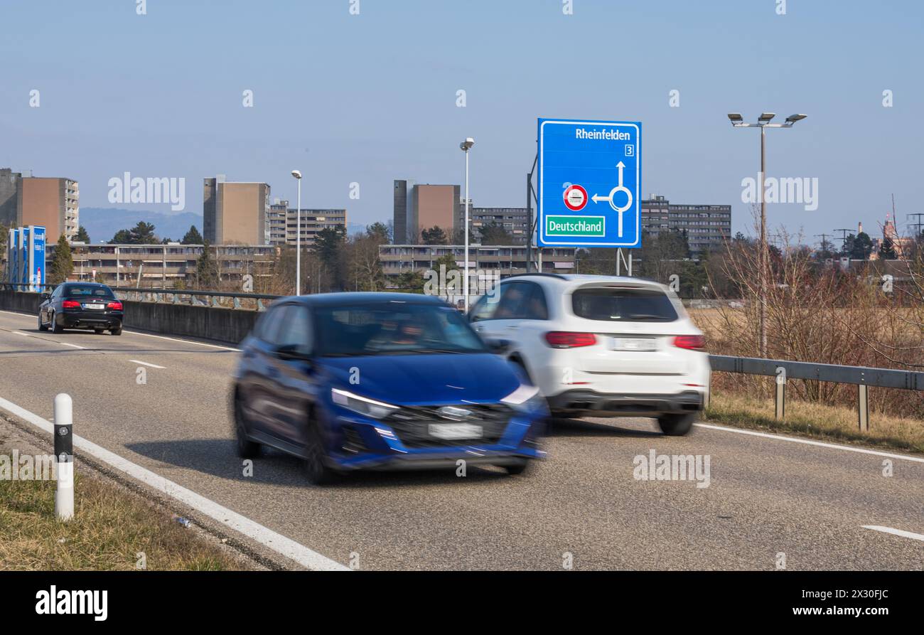 Der Verkehr im Grenzgebiet von Kaiseraugst auf der Hauptstrasse H3. (Kaiseraugst, Schweiz, 06.03.2022) Stock Photo