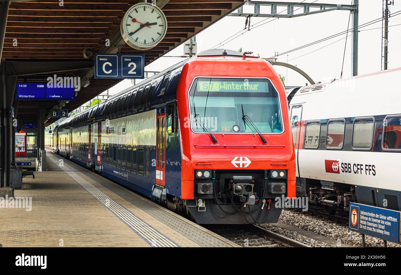 Die S-Bahn der Linie S7 fährt vom Bahnhof Bassersdorf los. Ziel ist der Bahnhof Winterthur. (Bassersdorf, Schweiz, 06.06.2022) Stock Photo
