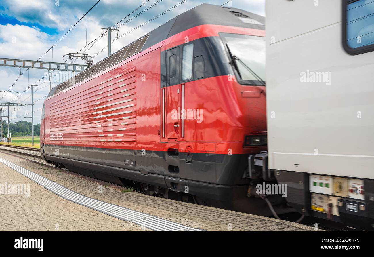 Eine Lok 2000 ist eine Mehrzwecklokomotive der SBB. Hier ist sie am Ende eines IC2000 angehängt. (Bassersdorf, Schweiz, 06.06.2022) Stock Photo