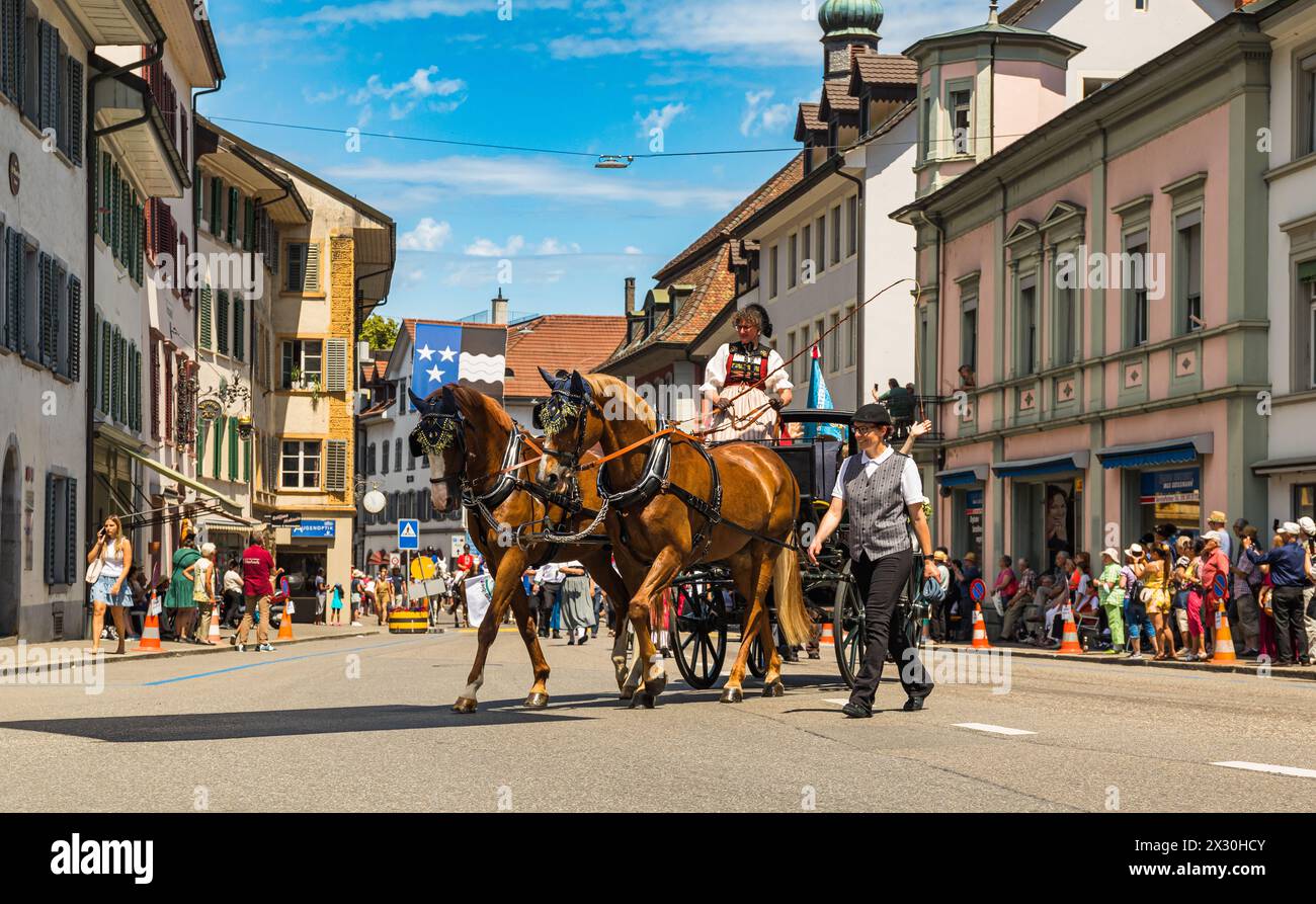 Mit Kutschen, Pferd und traditionellen Schweizer Trachten präsentieren sich die Teilnehmenden am grossen Festumzug am Sonntagnachmittag. (Bad Zurzach, Stock Photo