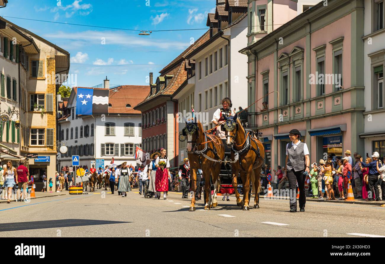 Mit Kutschen, Pferd und traditionellen Schweizer Trachten präsentieren sich die Teilnehmenden am grossen Festumzug am Sonntagnachmittag. (Bad Zurzach, Stock Photo
