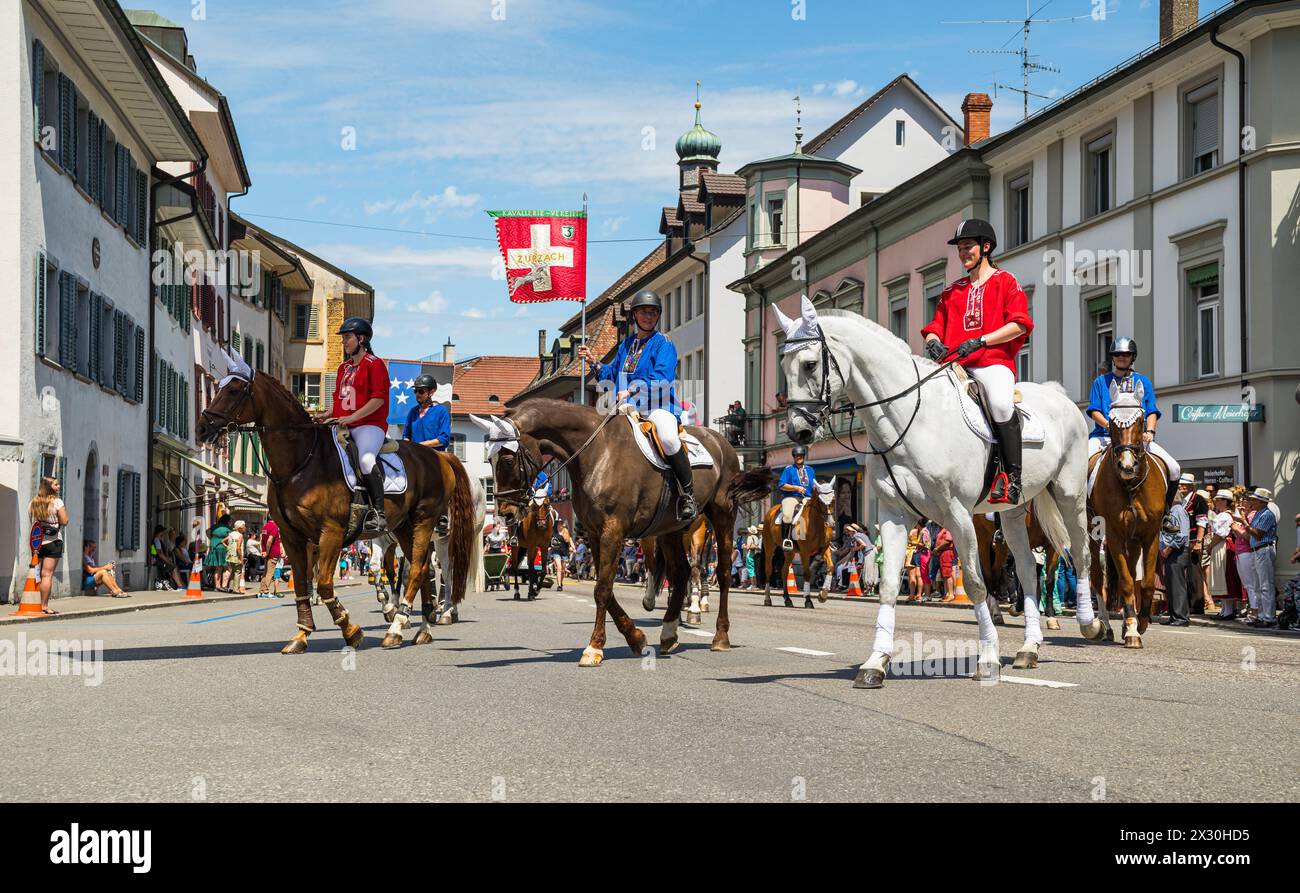 Der Kavallerie-Verein von Bad Zurzach kommt traditionsgemäss mit dem Pferd. (Bad Zurzach, Schweiz, 12.06.2022) Stock Photo