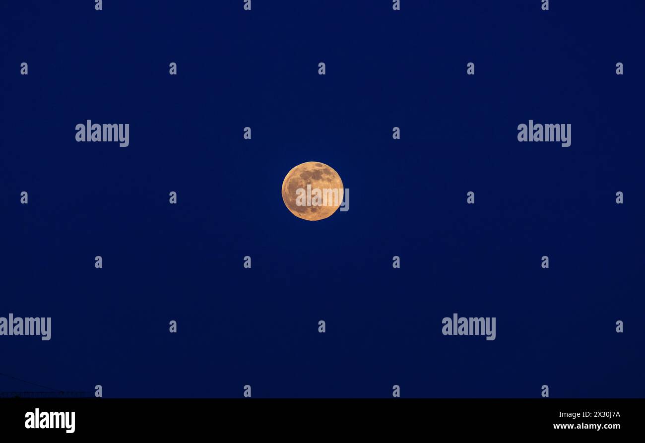 Der aufgehende Mond ist der Erde in diesen Tagen besonders nahe. (Rafz, Schweiz, 16.04.2022) Stock Photo
